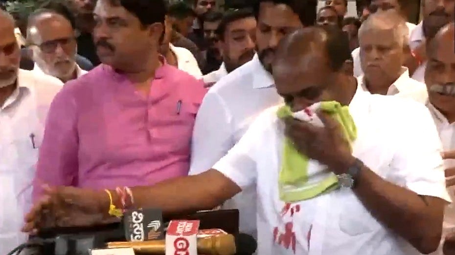 ANI Screengrab : HD Kumaraswamy Suffers Nose-Bleeding |